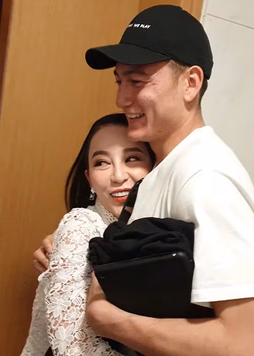 Nữ diễn viên múa ôm Đặng Văn Lâm trước khi anh tập trung đội tuyển dự Asian Cup 2019. Ảnh: Zing