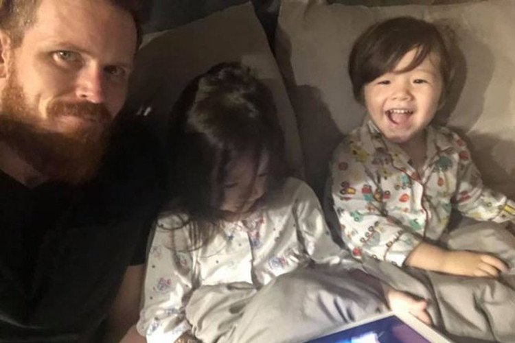 D.F dường như khá thân thiết với bé Mộc Trà và bé Túc Mạch. Ảnh: Tiền Phong