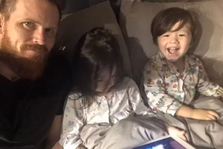 D.F dường như khá thân thiết với bé Mộc Trà và bé Túc Mạch. Ảnh: Tiền Phong