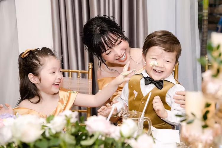 Elly Trần sinh con gái Mộc Trà vào năm 2014. Đến tháng 11/2015, con trai Túc Mạch của cô chào đời. Ảnh: FBNV