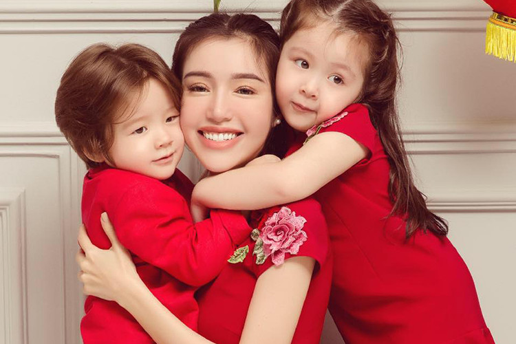 Cả hai nhóc tỳ nhà Elly Trần đều sở hữu vẻ đẹp lai Tây. Ảnh: FBNV