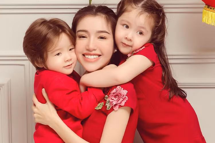 Cả hai nhóc tỳ nhà Elly Trần đều sở hữu vẻ đẹp lai Tây. Ảnh: FBNV