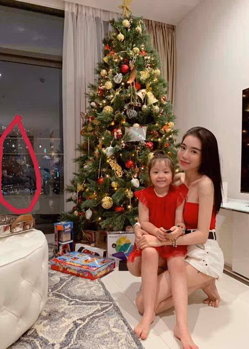 Bức ảnh Elly Trần bên con gái ảnh dịp Giáng sinh 2018 cũng bị dân mạng soi ra bóng hình một người đàn ông lạ. Ảnh: Khám phá