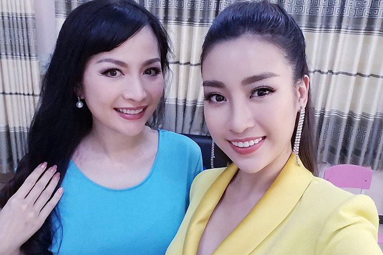 Hình ảnh Thiên Nga đọ sắc cùng Hoa hậu Việt Nam 2016 Đỗ Mỹ Linh trong lần trở về nước. Ảnh: FBNV