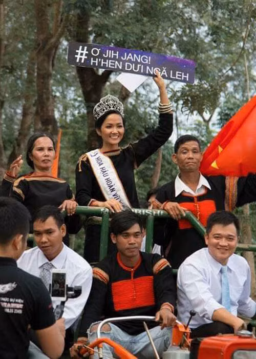 Câu chuyện của H’hen Niê đã gây bão trên cộng đồng mạng và truyền thông quốc tế. Lấy ví dụ, khi Missosology có những bài viết riêng về H’hen Niê, khán giả quốc tế để lại vô số bình luận khen ngợi H’hen Niê đẹp về ngoại hình lẫn tâm hồn.