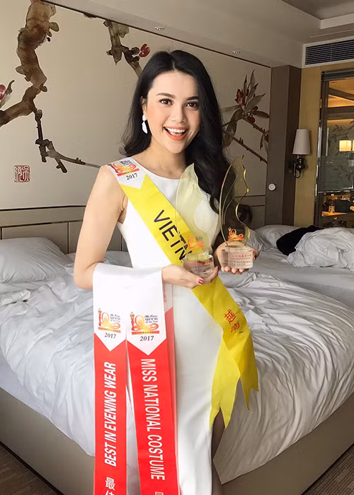 Diệu Thùy còn giành được 2 giải phụ trang phục dân tộc đẹp nhất và trang phục dạ hội đẹp nhất tại cuộc thi Nữ hoàng Du lịch Quốc tế của năm 2017.