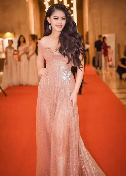 Khác với người đẹp Ngân Anh, Thanh Ngân và Diệu Thùy luôn cố gắng tránh thị phi, ồn ào.