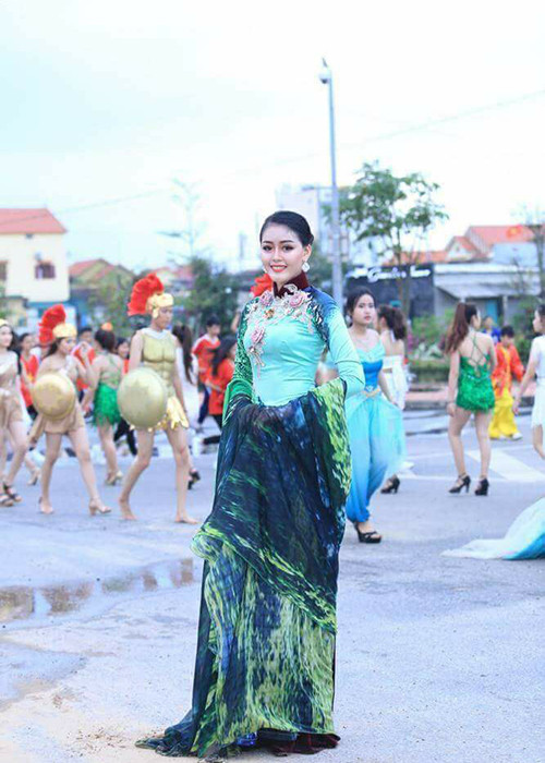 Ngoài đi học và đi diễn, Thanh Ngân không rời xa vòng tay gia đình.