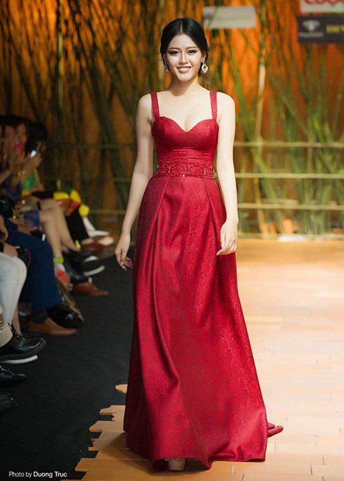 Hình ảnh nàng á hậu sinh năm 1999 tự tin trong vai trò người mẫu.