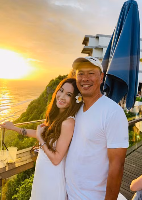 Ông xã của nữ diễn viên phim "Đắc Kỷ Trụ Vương" không ngại xuất hiện bên vợ trước công chúng.