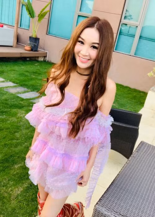 Sở hữu vóc dáng thon gọn, quyến rũ, gương mặt trẻ trung, Ôn Bích Hà khiến nhiều cô gái phải ghen tỵ.