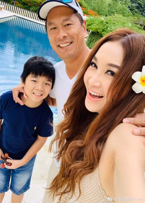 Ôn Bích Hà và Hà Tổ Quang từng ly thân vài tháng. Sau khi tái hợp, cặp đôi mặn nồng như chưa từng rạn nứt. Tính đến nay, vợ chồng Ôn Bích Hà đã bên nhau được 19 năm.