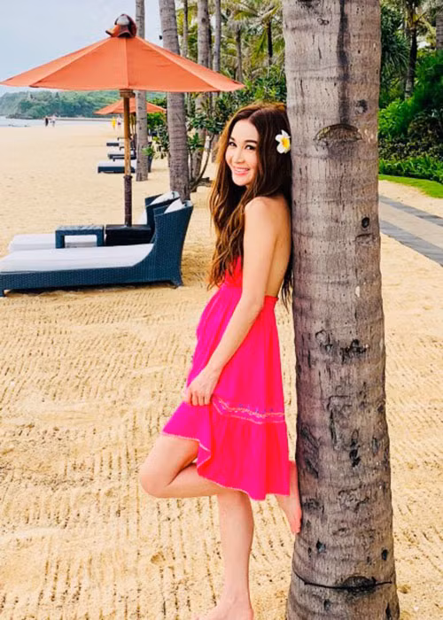 Trên trang cá nhân, Ôn Bích Hà thường xuyên khoe ảnh đi nghỉ dưỡng cùng chồng con.