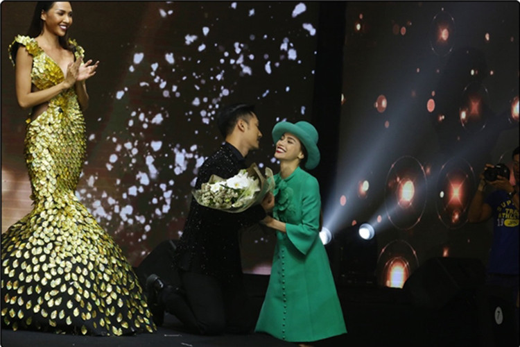 "Họ có thể mở lời với tôi trước cả tháng, bức bách lắm thì 2 tuần chứ ở đâu ra có chuyện gọi liền hôm trước để hôm sau diễn như thế này", Minh Triệu bức xúc nói. Ảnh: Thế giới trẻ