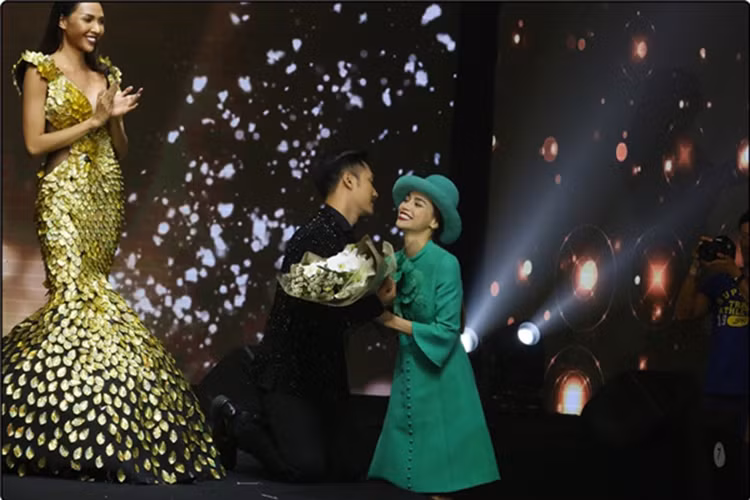 "Họ có thể mở lời với tôi trước cả tháng, bức bách lắm thì 2 tuần chứ ở đâu ra có chuyện gọi liền hôm trước để hôm sau diễn như thế này", Minh Triệu bức xúc nói. Ảnh: Thế giới trẻ