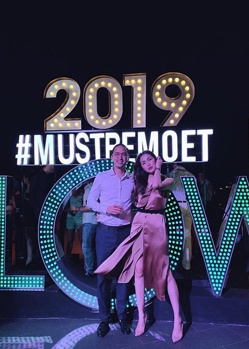 Sinh hai con, Hà Tăng ngày càng đẹp mặn mà hơn. Ngoài ra, tình cảm vợ chồng của người đẹp với doanh nhân Louis Nguyễn vẫn yêu thương, thắm thiết.