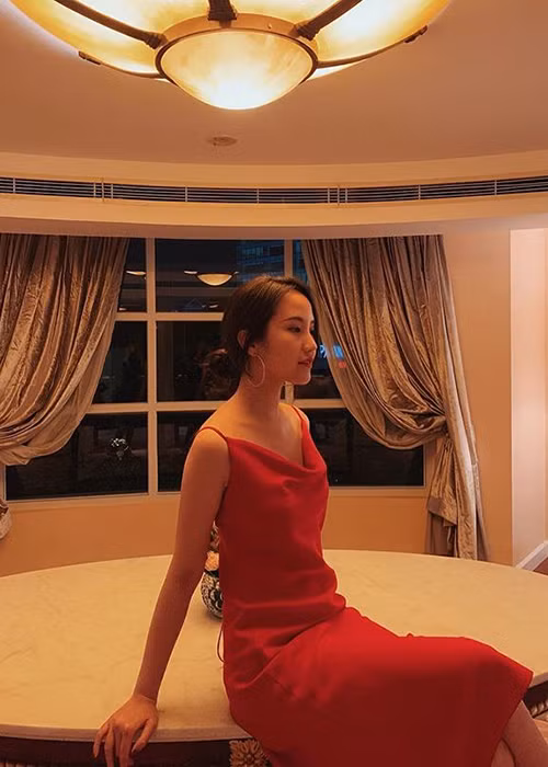 Khoe hình ảnh gợi cảm trong chiếc váy đỏ, Xuân Thảo viết: "Khi cô đơn em nhớ ai?".