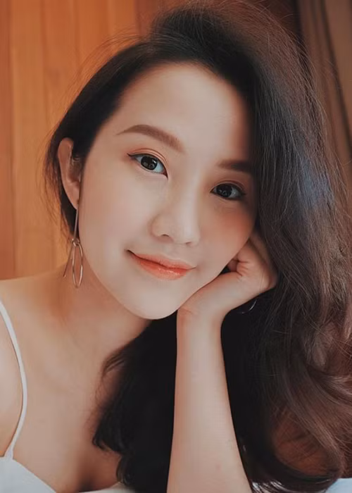 Bạn gái của thiếu gia Phan Thành vốn dĩ sở hữu gương mặt xinh đẹp, vóc dáng khá thon gọn.