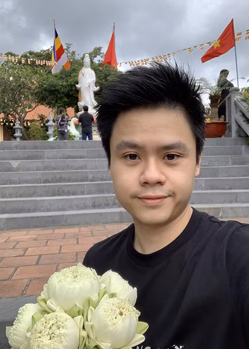 Về phía Phan Thành, cách đây ít ngày, anh buồn bã chia sẻ hình ảnh nằm trong bệnh viện.