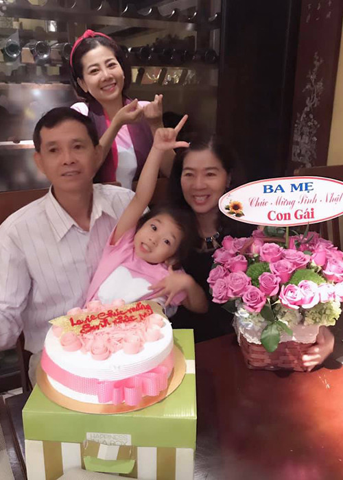 Hình ảnh Mai Phương tươi rói bên bố mẹ và con gái Lavie khi đón sinh nhật lần thứ 34.