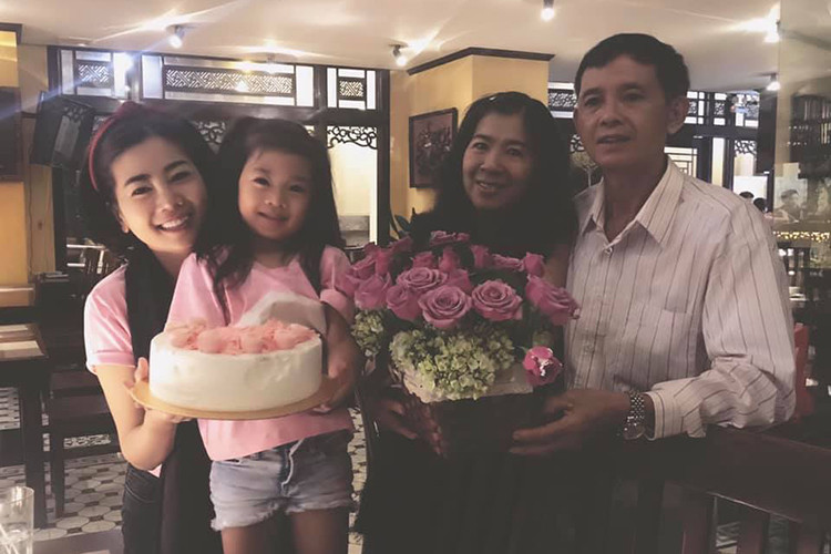 Dien vien Mai Phuong hanh phuc don sinh nhat ben gia dinh