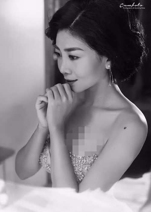 Mới đây, bà mẹ một con gây chú ý khi chia sẻ hình ảnh tự tin diện váy cúp ngực khoe vai trần gợi cảm.