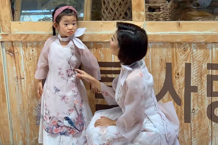 Gần đây, Mai Phương bất ngờ gửi tặng người hâm mộ những đôi giày cao gót cô không thể đi được vì đang trong quá trình điều trị bệnh.