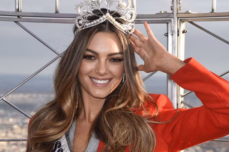 Năm ngoái, người chiến thắng giải thưởng Hoa hậu của các hoa hậu là Demi-Leigh Nel-Peters - Hoa hậu Hoàn vũ Thế giới 2017.