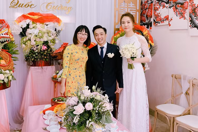 Trước đó, trong lễ ăn hỏi với bạn trai doanh nhân, Đàm Thu Trang lộ rõ vòng 2 nhô cao. Một số cư dân mạng đặt nghi vấn vợ sắp cưới của Cường Đô la bầu bí. Ảnh: Zing