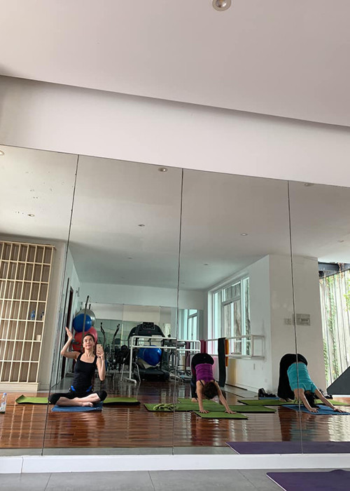 Lễ ăn hỏi giữa Cường Đô la và Đàm Thu Trang được dư luận quan tâm. Ngoài đôi uyên ương, dân mạng còn đổ dồn sự chú ý vào những bóng hồng cũ của Cường Đô la, trong đó có Hồ Ngọc Hà. Theo đó, trong ngày chồng cũ đi hỏi vợ, Hà Hồ khoe ảnh đi tập yoga kèm tâm tư bày tỏ vẫn ổn.