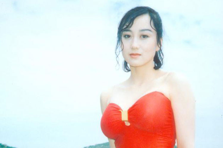 Trước khi kết hôn, Lợi Trí là một trong những người đẹp nổi tiếng thập niên 1980 ở Hong Kong.