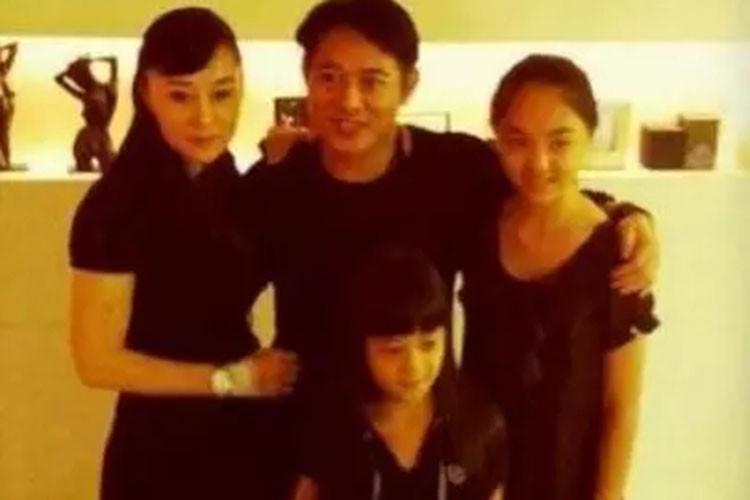 Sau 20 năm kết hôn, Lý Liên Kiệt và Lợi Trí có với nhau hai cô con gái.