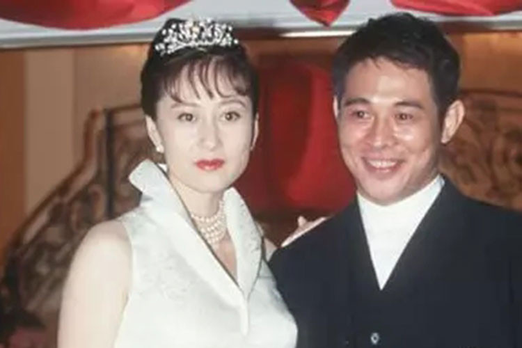 “Là một người chồng, tôi luôn muốn thấy vợ vui vẻ và an toàn. Vì thế, toàn bộ tài sản của tôi đều do vợ quản lý”, ngôi sao võ thuật chia sẻ.