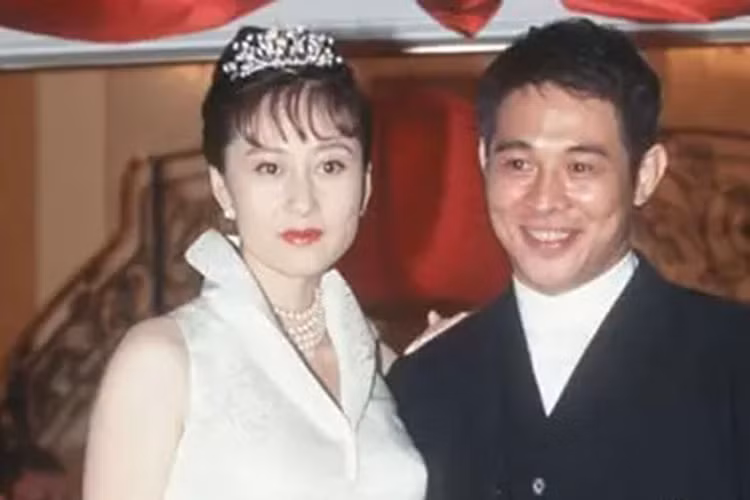 “Là một người chồng, tôi luôn muốn thấy vợ vui vẻ và an toàn. Vì thế, toàn bộ tài sản của tôi đều do vợ quản lý”, ngôi sao võ thuật chia sẻ.