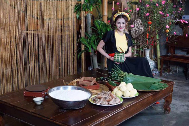 Siêu mẫu Vũ Thu Phương diện áo tứ thân, cùng mẹ tự tay gói bánh chưng. Ảnh: Lao động