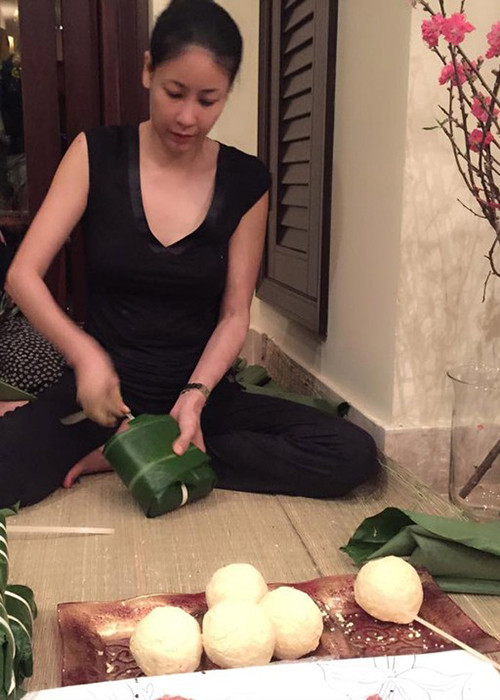 Hà Kiều Anh vẫn giữ nếp gói bánh chưng. Ảnh: FBNV