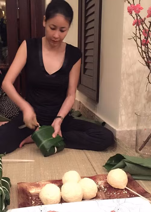 Hà Kiều Anh vẫn giữ nếp gói bánh chưng. Ảnh: FBNV