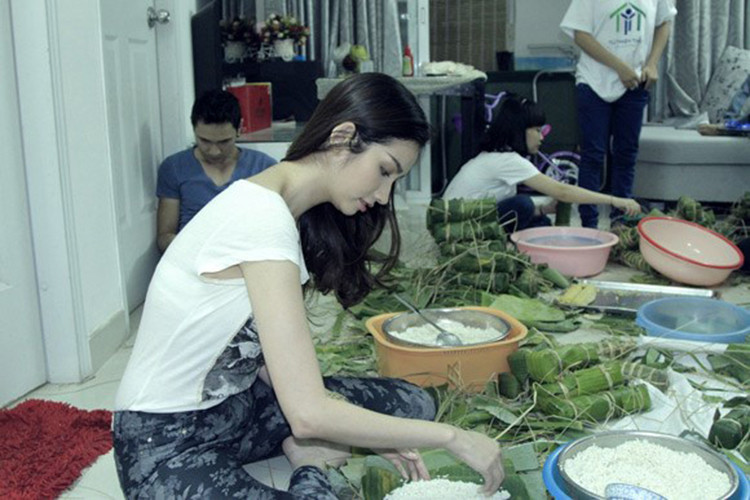 Trúc Diễm mặc giản dị, nấu bánh chưng xanh cùng các đồng nghiệp. Ảnh: Dân Việt