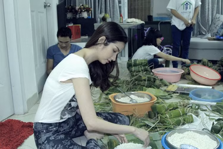 Trúc Diễm mặc giản dị, nấu bánh chưng xanh cùng các đồng nghiệp. Ảnh: Dân Việt