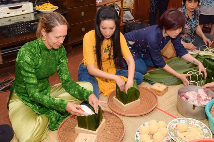 Gia đình Á hậu Trịnh Kim Chi quây quần gói bánh chưng đón Tết. Ảnh: Zing