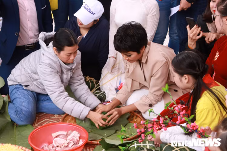 Tại một sự kiện vì trẻ em nghèo vùng cao, H'hen Niê thử gói bánh chưng khiến người hâm mộ thích thú. Ảnh: VTC