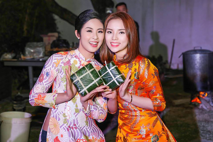 Hai nàng hoa hậu xinh đẹp của làng giải trí Việt diện áo dài khi gói bánh đón Tết. Ảnh: Công lý