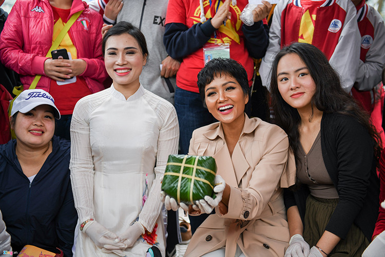 Người đẹp dân tộc Ê-đê khoe thành quả lần đầu gói bánh chưng xanh cổ truyền. Ảnh: Zing