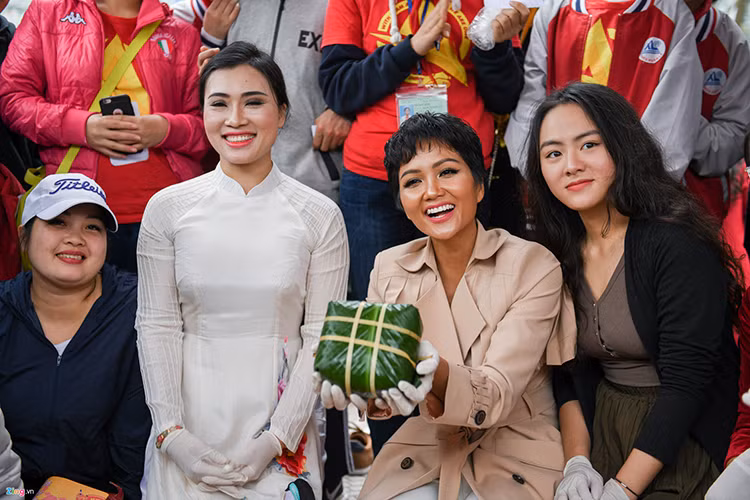 Người đẹp dân tộc Ê-đê khoe thành quả lần đầu gói bánh chưng xanh cổ truyền. Ảnh: Zing