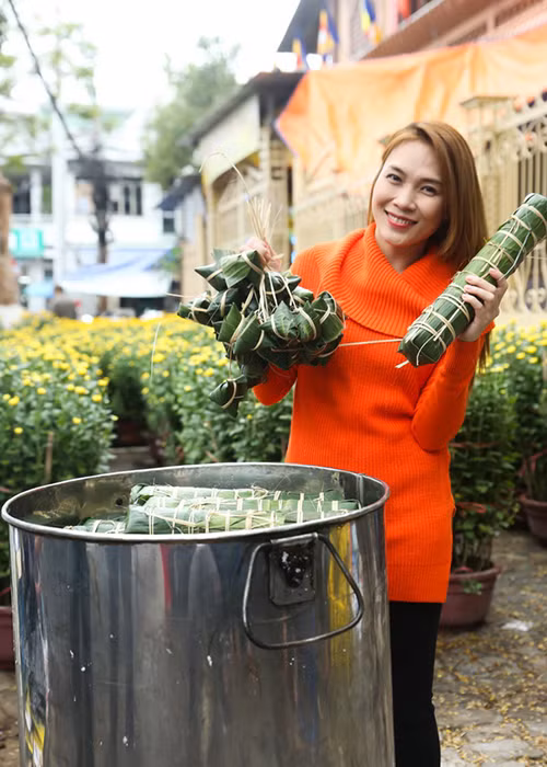 Ngoài bánh chưng, nữ ca sĩ Mỹ Tâm còn thuần thục trong các công đoạn làm mứt Tết. Ảnh: Vietnamnet