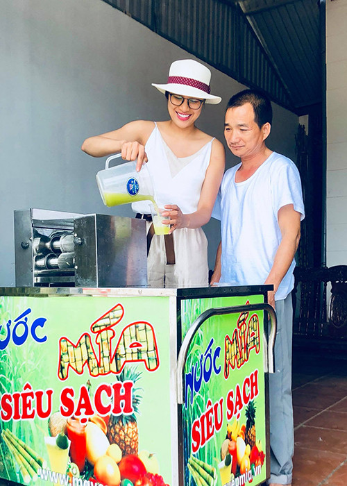 Người đẹp giúp bố mẹ xây nhà khang trang ở quê.