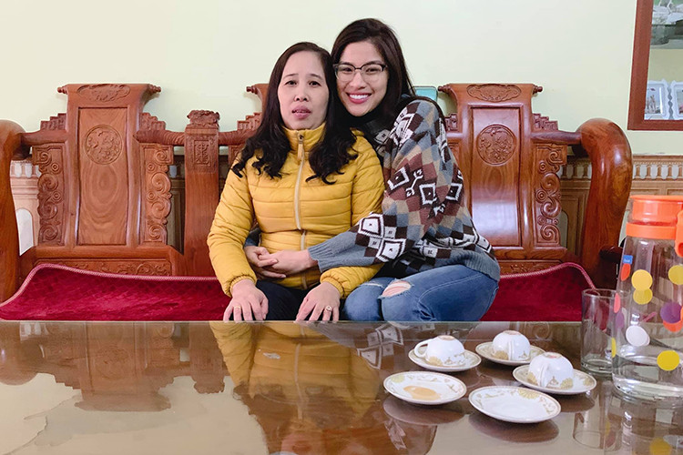 Trên trang cá nhân, người đẹp thường xuyên khoe hình ảnh bình yên bên gia đình. Xem video "Ngân Anh bị tố mua giải Hoa hậu liên lục địa 2018". Nguồn Youtube/VTC14