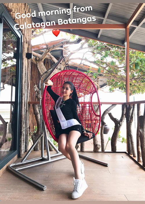 Mặc những lời chỉ trích về việc thi chui và nhan sắc không thuyết phục, Ngân Anh vẫn khoe hình ảnh tham gia cuộc thi Hoa hậu Liên lục địa 2018.