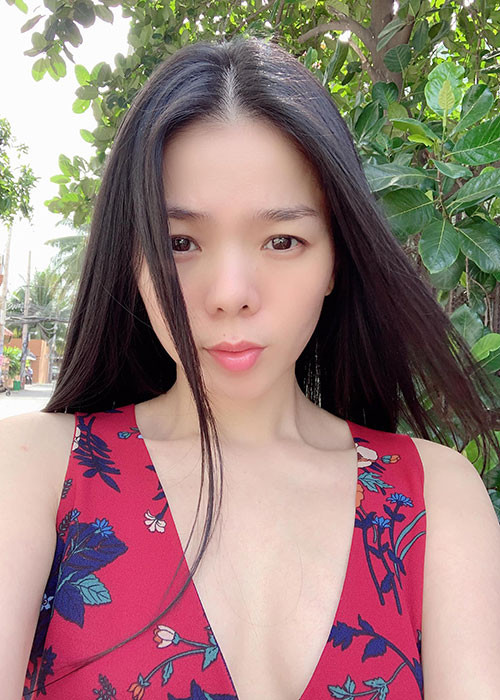 Lệ Quyên chăm chỉ khoe gương mặt ít son phấn của mình.