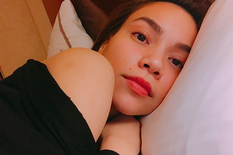 Bà mẹ một con rũ bỏ lớp son phấn và chăm sóc kỹ lưỡng làn da của mình sau khi trở về nhà từ những show diễn, sự kiện.